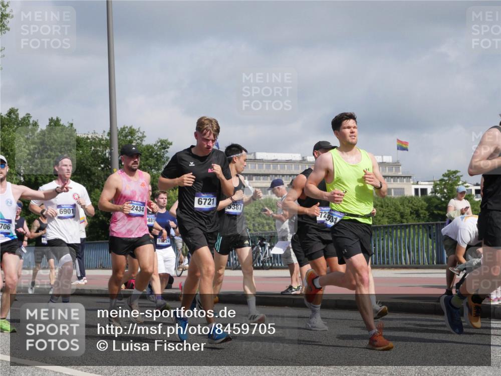 29.06.2025 - hella hamburg halbmarathon Luisa Fischer http://msf.ph/oto/8459705 29.06.2025 09:53:40 Kennedybrücke 6901, 706, 2434, 481, 1624, 6721, 5387, 12931, 1256, 1962, 2579, 3947, 4854, 4888, 4889, 5087, 6593, 6721, 6901, 7116, 7284, 7378, 7635, 8319, 9313, 9371, 9755, 9833, 9885, 10415, 10469 meine-sportfotos.de
