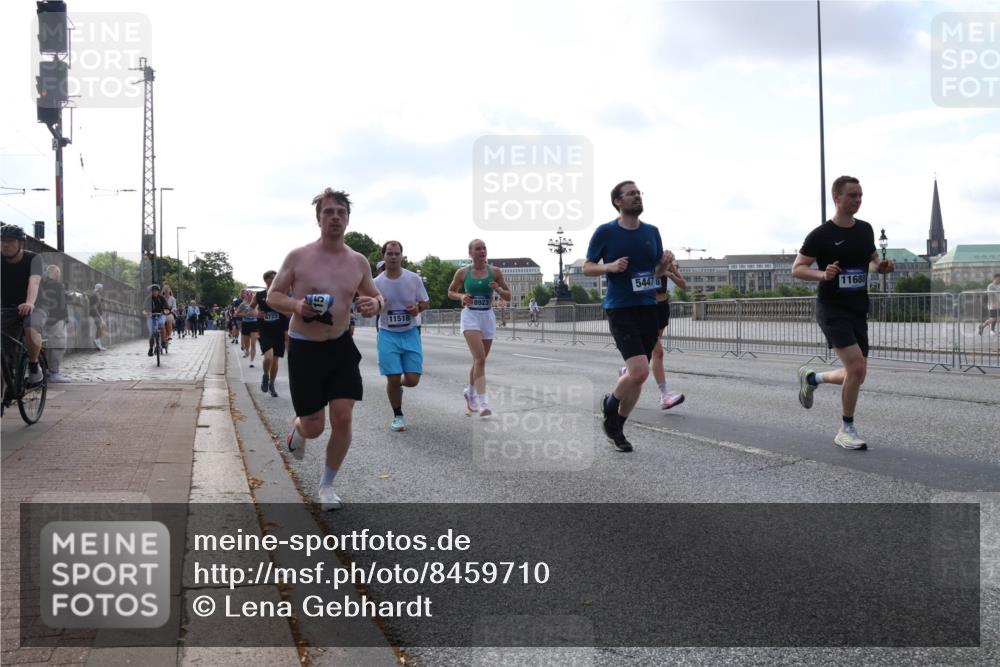 29.06.2025 - hella hamburg halbmarathon Lena Gebhardt http://msf.ph/oto/8459710 29.06.2025 09:54:43 Lombardsbrücke 6723, 11518, 8923, 54478, 11688, 1171, 1342, 1399, 1549, 1817, 1942, 2020, 2098, 2188, 2222, 2367, 2442, 2470, 2561, 2592, 2596, 2670, 2842, 2889, 2955, 3208, 3209, 3477, 3562, 4017, 4029, 4816, 4832, 5020, 5399, 5447, 5706, 5884, 6266, 6290, 6389, 6630, 6723, 6819, 6978, 6991, 7087, 7274, 7297, 7335, 7709, 7908, 8117, 8142, 8374, 8482, 8487, 8576, 8657, 8698, 8916, 8981, 9038, 9051, 9093, 9476, 9661, 9710, 9815, 9924, 10057, 10237 meine-sportfotos.de