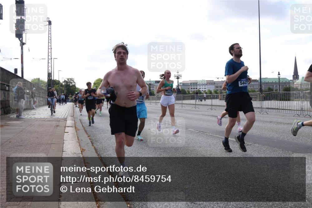 29.06.2025 - hella hamburg halbmarathon Lena Gebhardt http://msf.ph/oto/8459754 29.06.2025 09:54:43 Lombardsbrücke 6723, 1518, 18923, 5447, 1171, 1342, 1399, 1549, 1817, 1942, 2020, 2098, 2188, 2222, 2367, 2442, 2470, 2561, 2592, 2596, 2670, 2842, 2889, 2955, 3208, 3209, 3477, 3562, 4017, 4029, 4816, 4832, 5020, 5399, 5447, 5706, 5884, 6266, 6290, 6389, 6630, 6723, 6819, 6978, 6991, 7087, 7274, 7297, 7335, 7709, 7908, 8117, 8142, 8374, 8482, 8487, 8576, 8657, 8698, 8916, 8981, 9038, 9051, 9093, 9476, 9661, 9710, 9815, 9924, 10057, 10237 meine-sportfotos.de