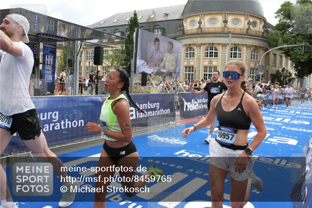 29.06.2025 - hella hamburg halbmarathon Michael Strokosch http://msf.ph/oto/8459765 29.06.2025 10:32:33 Ziel 1707, 5070, 5746, 7845, 8883, 11745, 11877, 13199, 16957, 18135, 18562, 18563 meine-sportfotos.de