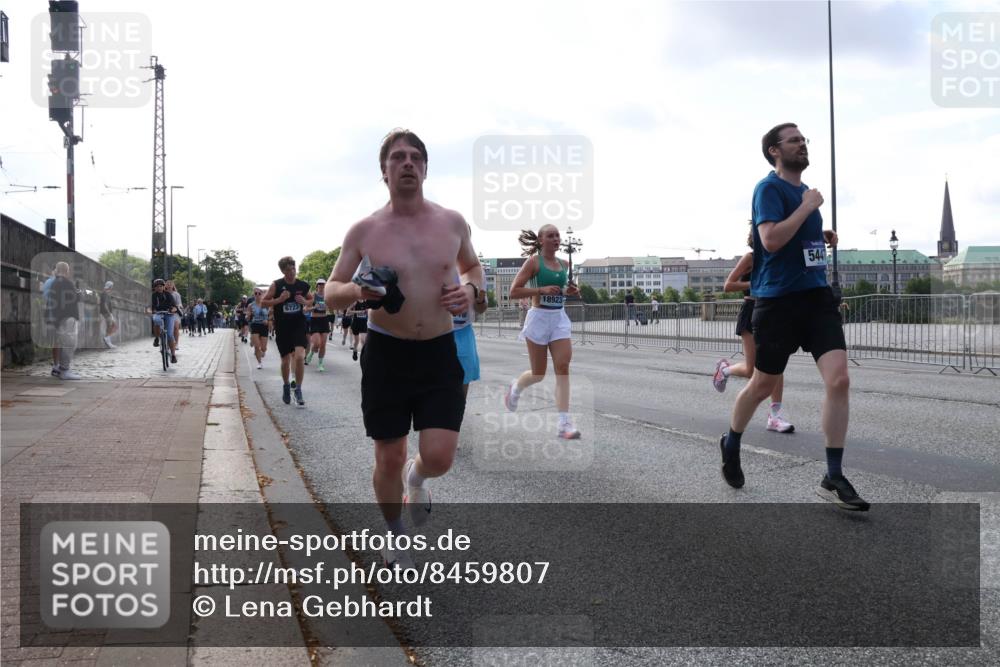 29.06.2025 - hella hamburg halbmarathon Lena Gebhardt http://msf.ph/oto/8459807 29.06.2025 09:54:44 Lombardsbrücke 18923, 6723, 5447, 1171, 1342, 1549, 1817, 1942, 2020, 2098, 2188, 2222, 2367, 2442, 2470, 2561, 2592, 2596, 2670, 2842, 2889, 2955, 3208, 3209, 3562, 4017, 4029, 4816, 4832, 5020, 5399, 5447, 5706, 5884, 6266, 6290, 6389, 6630, 6723, 6819, 6978, 6991, 7087, 7274, 7335, 7709, 7908, 8117, 8142, 8374, 8482, 8487, 8576, 8657, 8698, 8916, 8981, 9038, 9051, 9093, 9476, 9661, 9710, 9815, 9924, 10057, 10237 meine-sportfotos.de