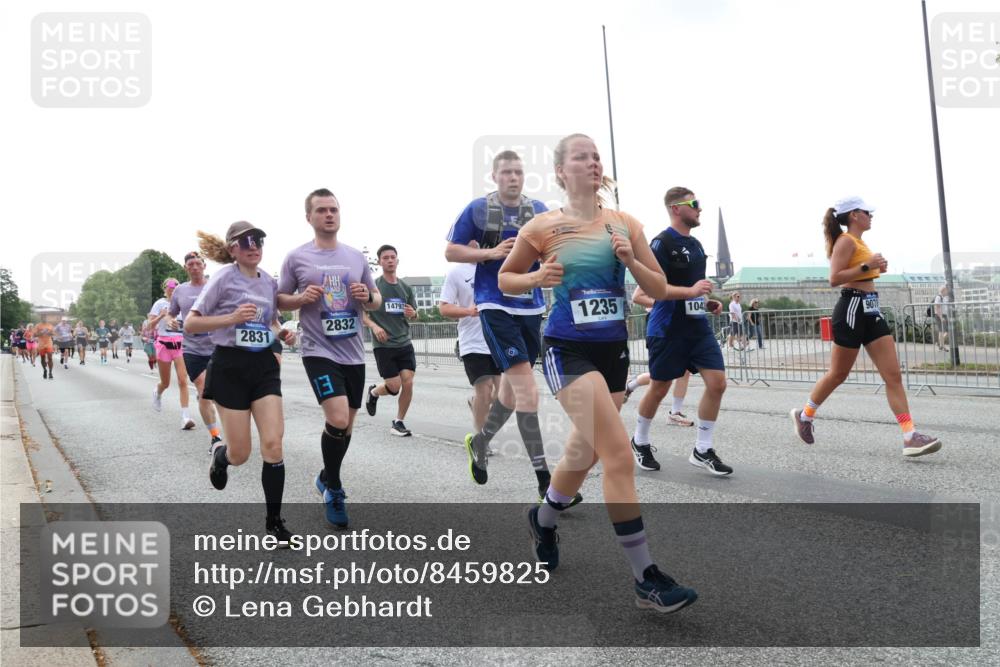 29.06.2025 - hella hamburg halbmarathon Lena Gebhardt http://msf.ph/oto/8459825 29.06.2025 10:31:48 Lombardsbrücke 2831, 2832, 14793, 1235, 13, 104, 9078, 1235, 1311, 1373, 1844, 1879, 2384, 2672, 2831, 2832, 3221, 3239, 3358, 3396, 3397, 3424, 3571, 3681, 3751, 3752, 4877, 4953, 5156, 5165, 5601, 5846, 5965, 6078, 6160, 6546, 6573, 6640, 6718, 6727, 7295, 7334, 7344, 7695, 7772, 7789, 7816, 7898, 8304, 8538, 8620, 8806, 9078, 9104, 9183, 9478, 9812, 9883, 10240, 10586, 11587, 13724, 15725, 16978, 17404, 17517, 17706 meine-sportfotos.de
