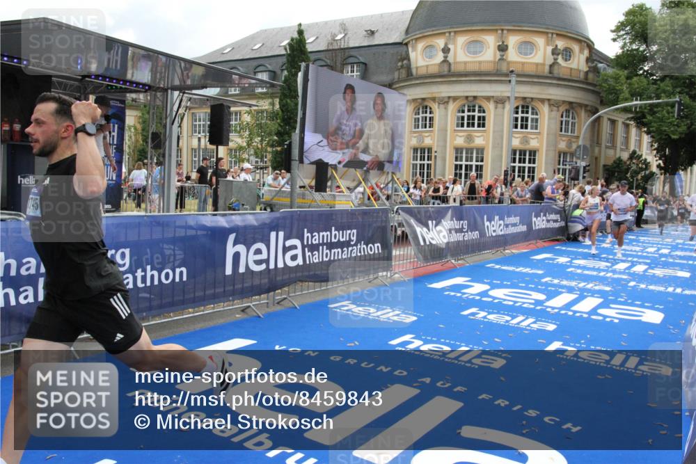 29.06.2025 - hella hamburg halbmarathon Michael Strokosch http://msf.ph/oto/8459843 29.06.2025 10:32:34 Ziel 1707, 5070, 5746, 8883, 11745, 11877, 13199, 16957, 18135, 18562, 18563 meine-sportfotos.de