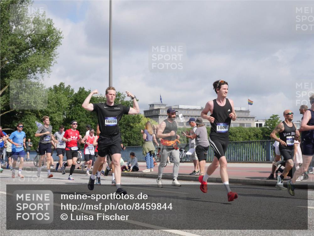 29.06.2025 - hella hamburg halbmarathon Luisa Fischer http://msf.ph/oto/8459844 29.06.2025 09:53:44 Kennedybrücke 16761, 854, 12153, 10415, 3947, 16656, 18055, 10469, 1256, 1912, 1962, 3947, 4854, 4865, 5275, 6593, 6901, 7116, 7378, 7635, 7693, 9262, 9371, 9755, 9833, 9885, 10193, 10415, 10469 meine-sportfotos.de
