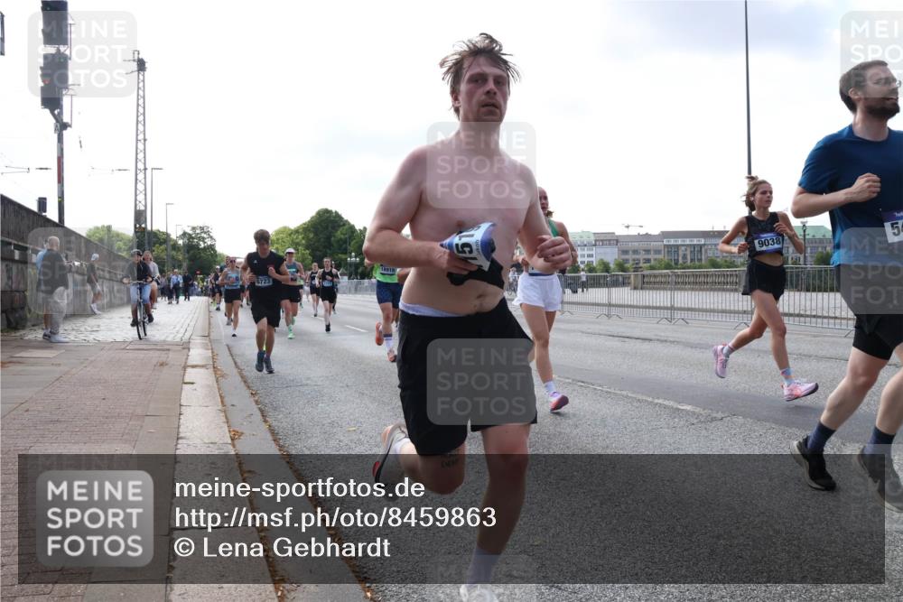 29.06.2025 - hella hamburg halbmarathon Lena Gebhardt http://msf.ph/oto/8459863 29.06.2025 09:54:44 Lombardsbrücke 6723, 18915, 9038, 54, 1171, 1342, 1549, 1817, 1942, 2020, 2098, 2188, 2222, 2367, 2442, 2470, 2561, 2592, 2596, 2670, 2842, 2889, 2955, 3208, 3209, 3562, 4017, 4029, 4816, 4832, 5020, 5399, 5447, 5706, 5884, 6266, 6290, 6389, 6630, 6723, 6819, 6978, 6991, 7087, 7274, 7335, 7709, 7908, 8117, 8142, 8374, 8482, 8487, 8576, 8657, 8698, 8916, 8981, 9038, 9051, 9093, 9476, 9661, 9710, 9815, 9924, 10057, 10237 meine-sportfotos.de