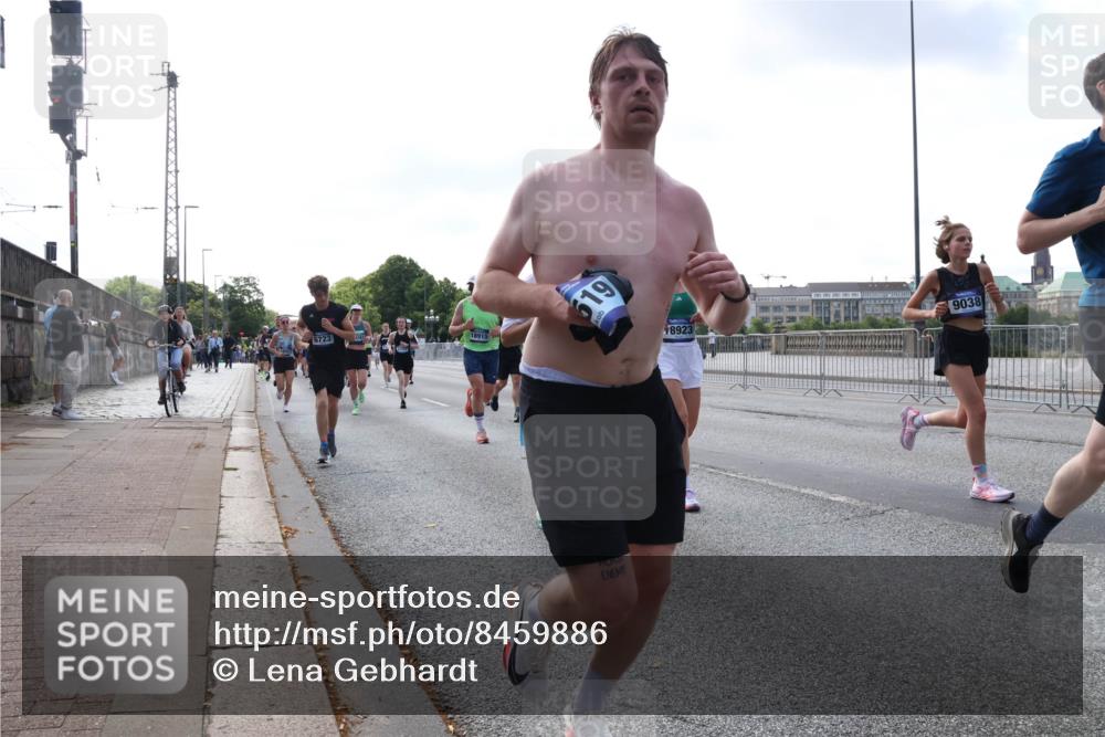 29.06.2025 - hella hamburg halbmarathon Lena Gebhardt http://msf.ph/oto/8459886 29.06.2025 09:54:44 Lombardsbrücke 6723, 18915, 619, 8923, 9038, 1171, 1342, 1549, 1817, 1942, 2020, 2098, 2188, 2222, 2367, 2442, 2470, 2561, 2592, 2596, 2670, 2842, 2889, 2955, 3208, 3209, 3562, 4017, 4029, 4816, 4832, 5020, 5399, 5447, 5706, 5884, 6266, 6290, 6389, 6630, 6723, 6819, 6978, 6991, 7087, 7274, 7335, 7709, 7908, 8117, 8142, 8374, 8482, 8487, 8576, 8657, 8698, 8916, 8981, 9038, 9051, 9093, 9476, 9661, 9710, 9815, 9924, 10057, 10237 meine-sportfotos.de