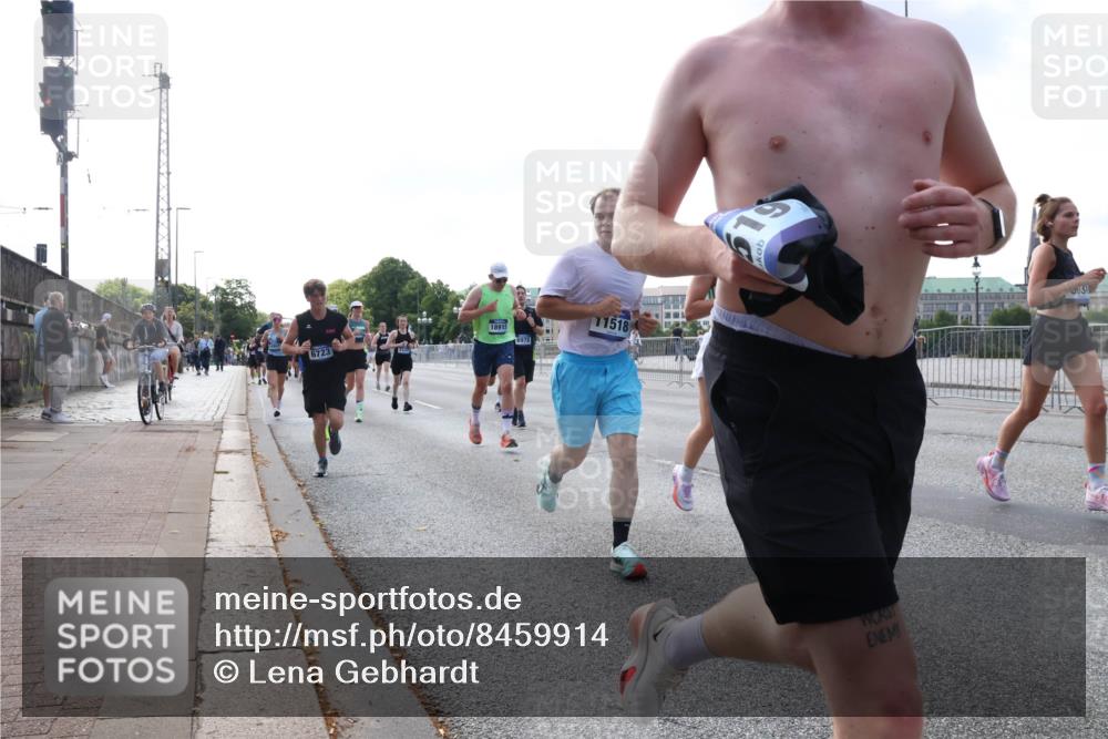 29.06.2025 - hella hamburg halbmarathon Lena Gebhardt http://msf.ph/oto/8459914 29.06.2025 09:54:44 Lombardsbrücke 6723, 18915, 6978, 11518, 1171, 1342, 1549, 1817, 1942, 2020, 2098, 2188, 2222, 2367, 2442, 2470, 2561, 2592, 2596, 2670, 2842, 2889, 2955, 3208, 3209, 3562, 4017, 4029, 4816, 4832, 5020, 5399, 5447, 5706, 5884, 6266, 6290, 6389, 6630, 6723, 6819, 6978, 6991, 7087, 7274, 7335, 7709, 7908, 8117, 8142, 8374, 8482, 8487, 8576, 8657, 8698, 8916, 8981, 9038, 9051, 9093, 9476, 9661, 9710, 9815, 9924, 10057, 10237 meine-sportfotos.de