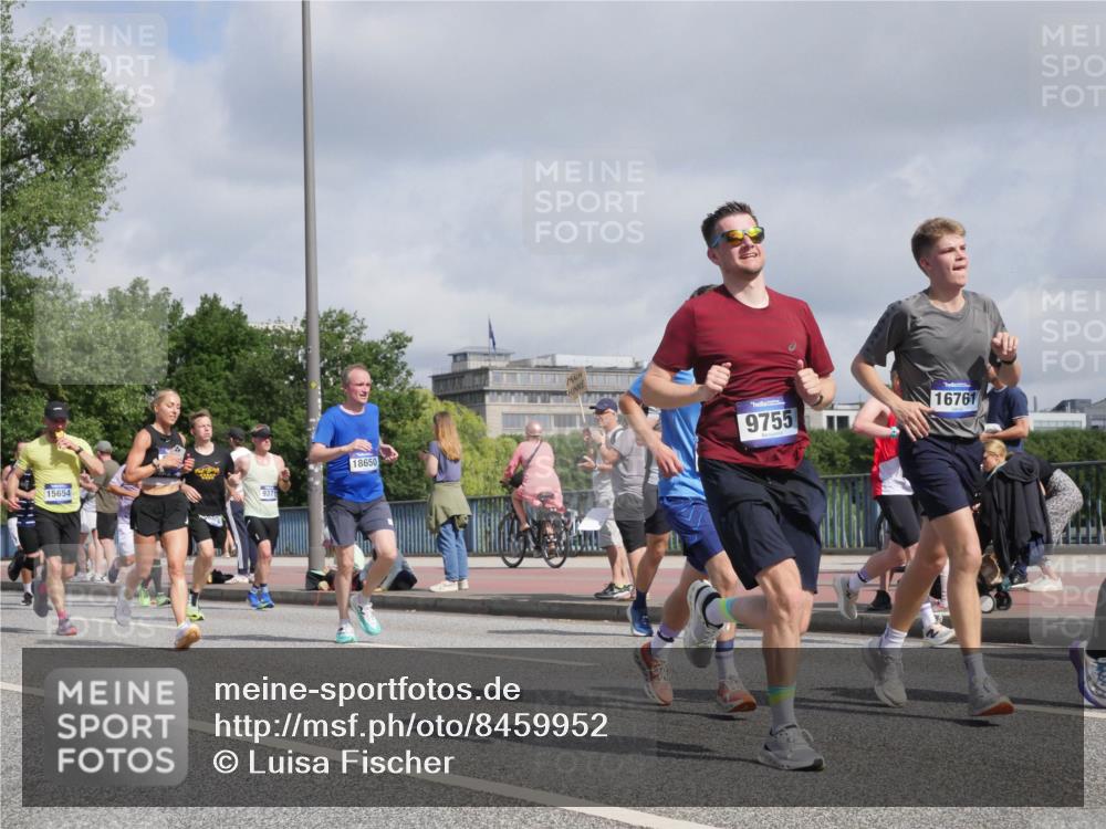 29.06.2025 - hella hamburg halbmarathon Luisa Fischer http://msf.ph/oto/8459952 29.06.2025 09:53:47 Kennedybrücke 15654, 9371, 18650, 9755, 16761, 1136, 1256, 1912, 2972, 3700, 3947, 4759, 4854, 4865, 5275, 6593, 7378, 7693, 9262, 9371, 9755, 9833, 9885, 10193, 10415, 10469 meine-sportfotos.de