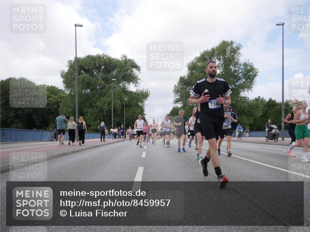 29.06.2025 - hella hamburg halbmarathon Luisa Fischer http://msf.ph/oto/8459957 29.06.2025 10:38:27 Kennedybrücke 738, 12382, 1821, 1849, 2198, 3170, 3958, 4333, 4564, 4696, 6365, 6379, 6397, 7386, 7733, 8249, 9342, 10358, 10393 meine-sportfotos.de