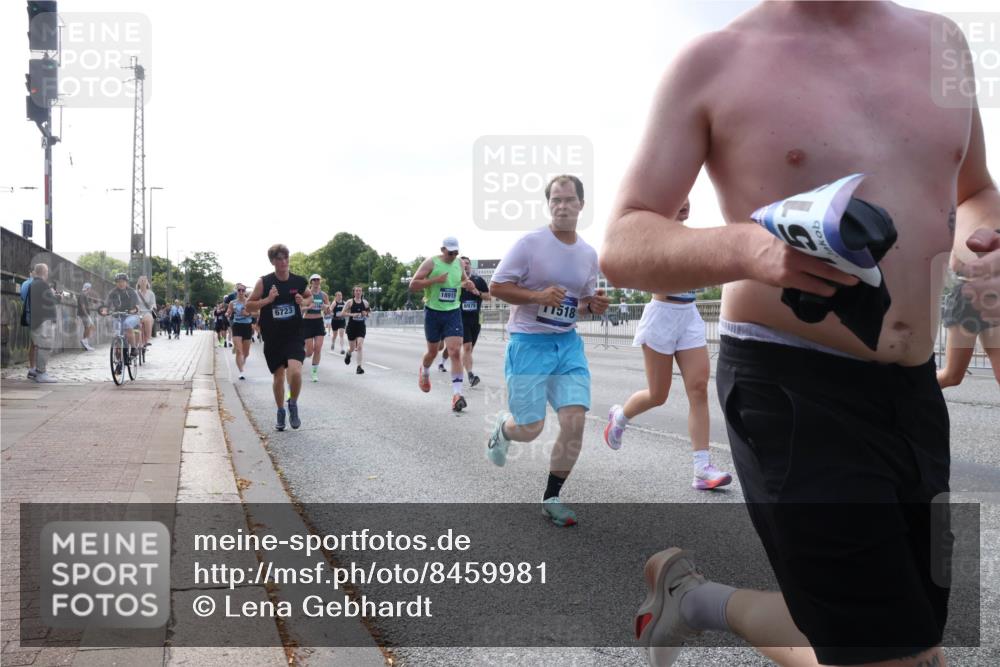 29.06.2025 - hella hamburg halbmarathon Lena Gebhardt http://msf.ph/oto/8459981 29.06.2025 09:54:44 Lombardsbrücke 6723, 18915, 6978, 6978, 1518, 1171, 1342, 1549, 1817, 1942, 2020, 2098, 2188, 2222, 2367, 2442, 2470, 2561, 2592, 2596, 2670, 2842, 2889, 2955, 3208, 3209, 3562, 4017, 4029, 4816, 4832, 5020, 5399, 5447, 5706, 5884, 6266, 6290, 6389, 6630, 6723, 6819, 6978, 6991, 7087, 7274, 7335, 7709, 7908, 8117, 8142, 8374, 8482, 8487, 8576, 8657, 8698, 8916, 8981, 9038, 9051, 9093, 9476, 9661, 9710, 9815, 9924, 10057, 10237 meine-sportfotos.de