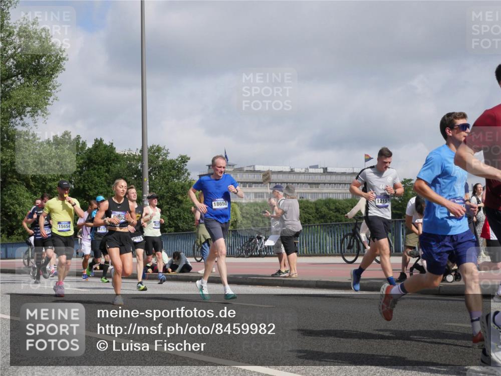 29.06.2025 - hella hamburg halbmarathon Luisa Fischer http://msf.ph/oto/8459982 29.06.2025 09:53:47 Kennedybrücke 78, 15654, 5275, 9371, 9885, 18650, 12153, 1136, 1256, 1912, 2972, 3700, 3947, 4759, 4854, 4865, 5275, 6593, 7378, 7693, 9262, 9371, 9755, 9833, 9885, 10193, 10415, 10469 meine-sportfotos.de