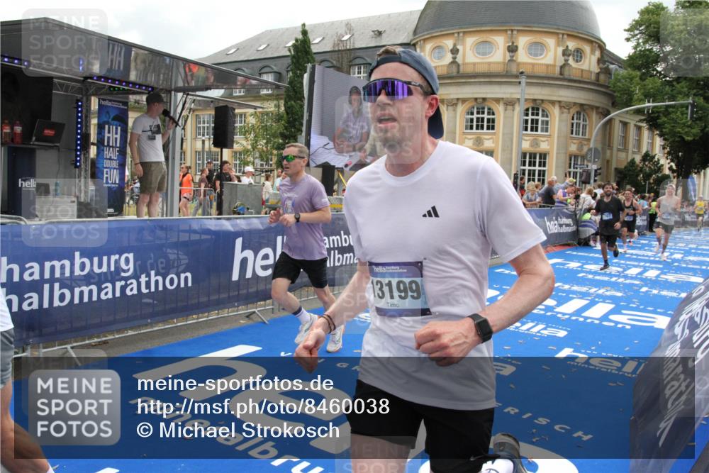 29.06.2025 - hella hamburg halbmarathon Michael Strokosch http://msf.ph/oto/8460038 29.06.2025 10:32:38 Ziel 1707, 1990, 11877, 13199, 14293, 14908, 16619, 18135, 18562, 18563 meine-sportfotos.de