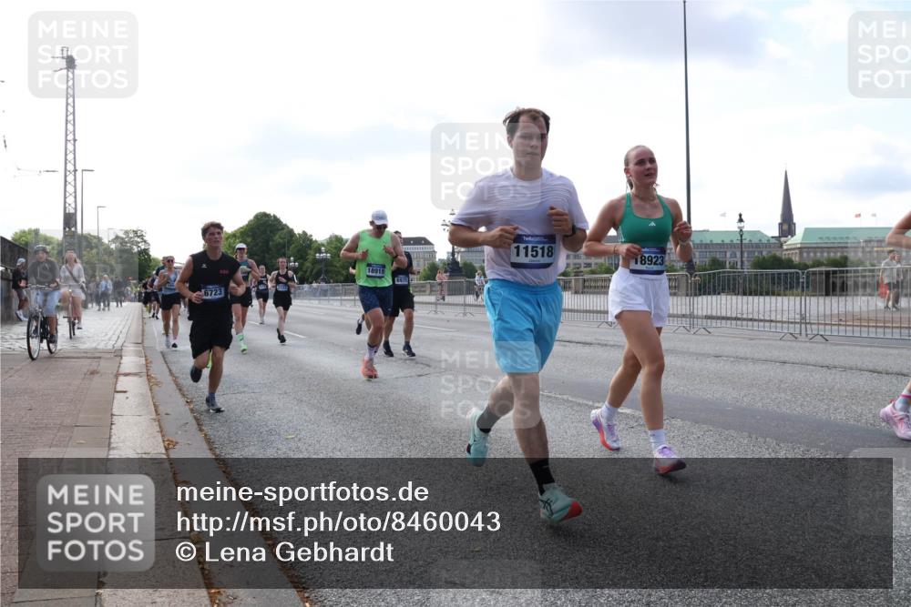 29.06.2025 - hella hamburg halbmarathon Lena Gebhardt http://msf.ph/oto/8460043 29.06.2025 09:54:44 Lombardsbrücke 6723, 18915, 11518, 18923, 1171, 1342, 1549, 1817, 1942, 2020, 2098, 2188, 2222, 2367, 2442, 2470, 2561, 2592, 2596, 2670, 2842, 2889, 2955, 3208, 3209, 3562, 4017, 4029, 4816, 4832, 5020, 5399, 5447, 5706, 5884, 6266, 6290, 6389, 6630, 6723, 6819, 6978, 6991, 7087, 7274, 7335, 7709, 7908, 8117, 8142, 8374, 8482, 8487, 8576, 8657, 8698, 8916, 8981, 9038, 9051, 9093, 9476, 9661, 9710, 9815, 9924, 10057, 10237 meine-sportfotos.de