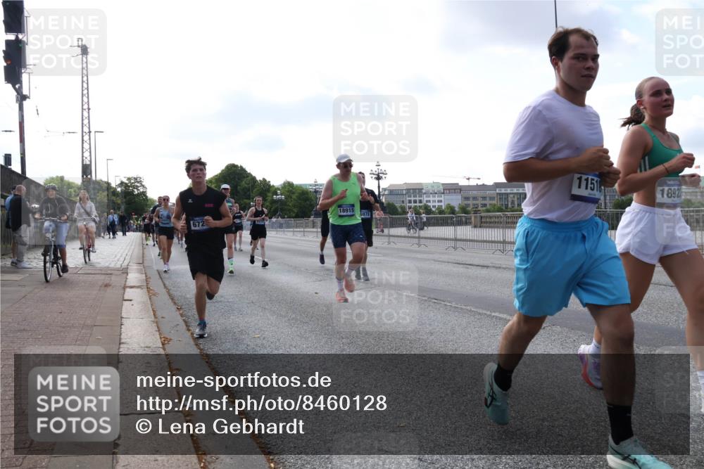 29.06.2025 - hella hamburg halbmarathon Lena Gebhardt http://msf.ph/oto/8460128 29.06.2025 09:54:45 Lombardsbrücke 672, 18915, 6978, 11518, 1892, 1171, 1342, 1549, 1817, 1942, 2020, 2098, 2222, 2367, 2442, 2470, 2561, 2592, 2596, 2670, 2816, 2842, 2889, 2955, 3208, 3209, 3562, 4017, 4029, 4816, 4832, 5020, 5399, 5447, 5706, 5884, 6266, 6290, 6389, 6630, 6723, 6819, 6923, 6978, 6991, 7087, 7274, 7335, 7709, 7908, 8117, 8142, 8374, 8482, 8487, 8576, 8657, 8698, 8916, 8981, 9038, 9051, 9093, 9476, 9661, 9710, 9815, 9924, 10057, 10237, 11333 meine-sportfotos.de