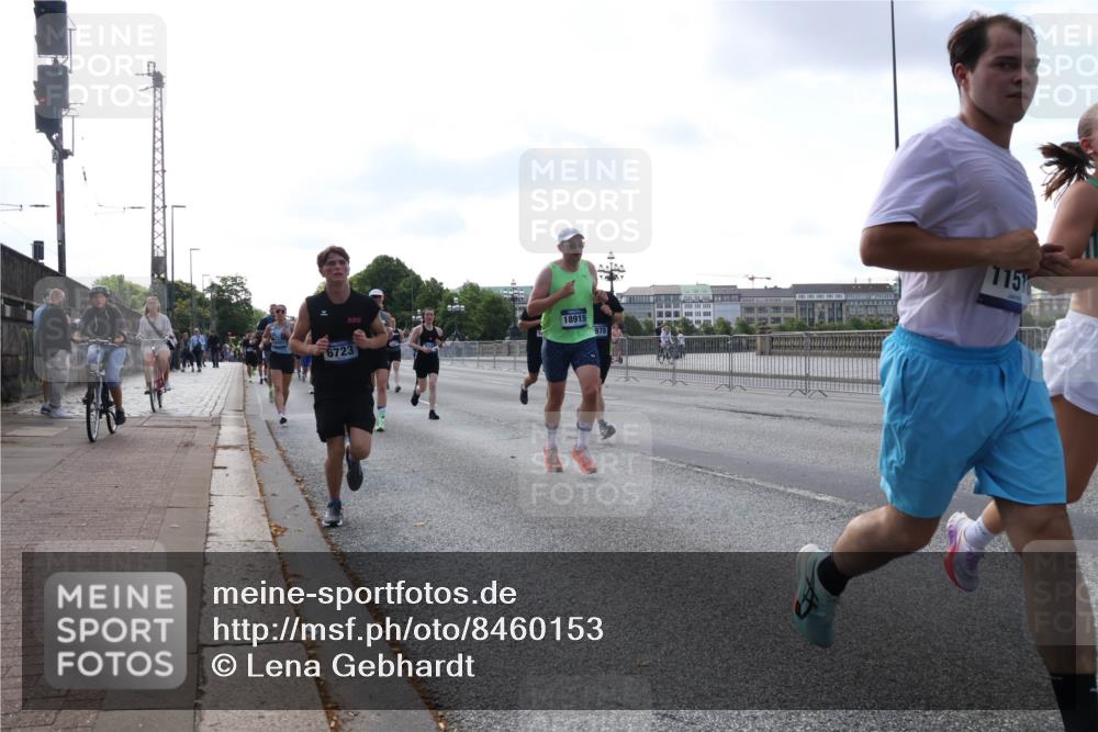 29.06.2025 - hella hamburg halbmarathon Lena Gebhardt http://msf.ph/oto/8460153 29.06.2025 09:54:45 Lombardsbrücke 18915, 6723, 1151, 1171, 1342, 1549, 1817, 1942, 2020, 2098, 2222, 2367, 2442, 2470, 2561, 2592, 2596, 2670, 2816, 2842, 2889, 2955, 3208, 3209, 3562, 4017, 4029, 4816, 4832, 5020, 5399, 5447, 5706, 5884, 6266, 6290, 6389, 6630, 6723, 6819, 6923, 6978, 6991, 7087, 7274, 7335, 7709, 7908, 8117, 8142, 8374, 8482, 8487, 8576, 8657, 8698, 8916, 8981, 9038, 9051, 9093, 9476, 9661, 9710, 9815, 9924, 10057, 10237, 11333 meine-sportfotos.de