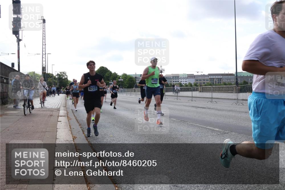 29.06.2025 - hella hamburg halbmarathon Lena Gebhardt http://msf.ph/oto/8460205 29.06.2025 09:54:45 Lombardsbrücke 6723, 18915, 978, 1171, 1342, 1549, 1817, 1942, 2020, 2098, 2222, 2367, 2442, 2470, 2561, 2592, 2596, 2670, 2816, 2842, 2889, 2955, 3208, 3209, 3562, 4017, 4029, 4816, 4832, 5020, 5399, 5447, 5706, 5884, 6266, 6290, 6389, 6630, 6723, 6819, 6923, 6978, 6991, 7087, 7274, 7335, 7709, 7908, 8117, 8142, 8374, 8482, 8487, 8576, 8657, 8698, 8916, 8981, 9038, 9051, 9093, 9476, 9661, 9710, 9815, 9924, 10057, 10237, 11333 meine-sportfotos.de