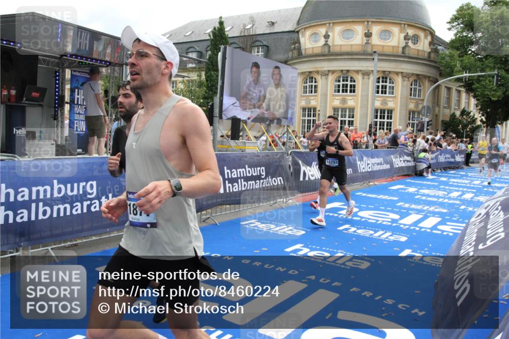 29.06.2025 - hella hamburg halbmarathon Michael Strokosch http://msf.ph/oto/8460224 29.06.2025 10:32:41 Ziel 1707, 1990, 11877, 12987, 13961, 14293, 14908, 16619, 17117, 18135 meine-sportfotos.de