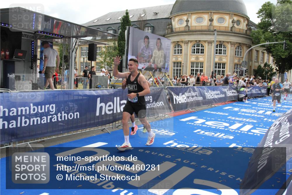 29.06.2025 - hella hamburg halbmarathon Michael Strokosch http://msf.ph/oto/8460281 29.06.2025 10:32:41 Ziel 1707, 1990, 11877, 12987, 13961, 14293, 14908, 16619, 17117, 18135 meine-sportfotos.de