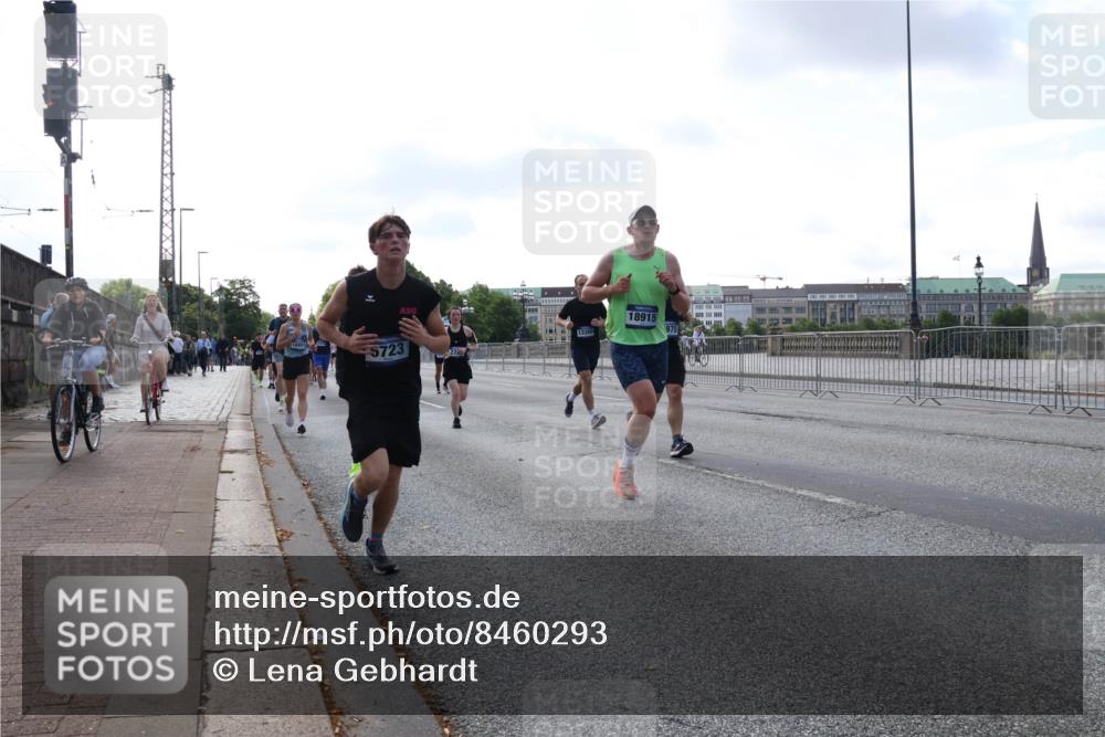 29.06.2025 - hella hamburg halbmarathon Lena Gebhardt http://msf.ph/oto/8460293 29.06.2025 09:54:45 Lombardsbrücke 12269, 18801, 5723, 18915, 978, 1171, 1342, 1549, 1817, 1942, 2020, 2098, 2222, 2367, 2442, 2470, 2561, 2592, 2596, 2670, 2816, 2842, 2889, 2955, 3208, 3209, 3562, 4017, 4029, 4816, 4832, 5020, 5399, 5447, 5706, 5884, 6266, 6290, 6389, 6630, 6723, 6819, 6923, 6978, 6991, 7087, 7274, 7335, 7709, 7908, 8117, 8142, 8374, 8482, 8487, 8576, 8657, 8698, 8916, 8981, 9038, 9051, 9093, 9476, 9661, 9710, 9815, 9924, 10057, 10237, 11333 meine-sportfotos.de