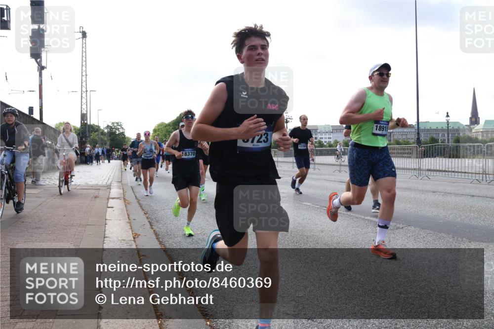 29.06.2025 - hella hamburg halbmarathon Lena Gebhardt http://msf.ph/oto/8460369 29.06.2025 09:54:46 Lombardsbrücke 18801, 18370, 723, 12269, 18915, 1171, 1342, 1549, 1817, 1942, 2020, 2222, 2367, 2442, 2470, 2561, 2592, 2596, 2670, 2816, 2889, 2955, 3208, 3209, 3562, 4017, 4029, 4816, 4832, 5020, 5399, 5447, 5705, 5706, 5884, 6266, 6290, 6389, 6630, 6723, 6819, 6923, 6978, 6991, 7087, 7274, 7335, 7709, 7908, 8117, 8142, 8374, 8482, 8487, 8576, 8657, 8698, 8916, 8981, 9038, 9051, 9093, 9476, 9661, 9710, 9815, 9924, 10057, 10237, 11333 meine-sportfotos.de