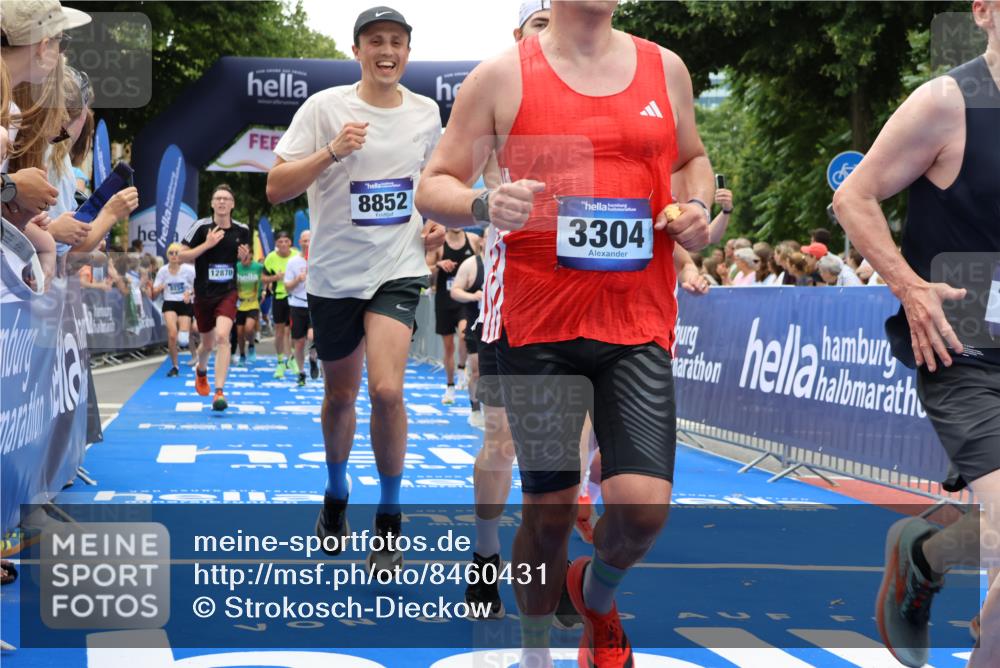 29.06.2025 - hella hamburg halbmarathon Strokosch-Dieckow http://msf.ph/oto/8460431 29.06.2025 10:47:29 Ziel 51, 1012, 1070, 1320, 1592, 1696, 2274, 2284, 2839, 2869, 2953, 3304, 5532, 5650, 5889, 6009, 8023, 8234, 8693, 8852, 8927, 9305, 10423, 10969, 11021, 11077, 11491, 12870, 13223, 13303, 14618, 14619, 15350, 15451, 15479, 15923, 16819, 17846, 17905, 18104, 18758, 18970, 18974, 19181 meine-sportfotos.de