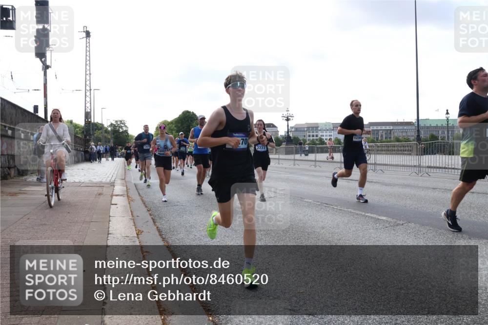 29.06.2025 - hella hamburg halbmarathon Lena Gebhardt http://msf.ph/oto/8460520 29.06.2025 09:54:46 Lombardsbrücke 12670, 70, 2222, 12269, 1171, 1342, 1549, 1817, 1942, 2020, 2222, 2367, 2442, 2470, 2561, 2592, 2596, 2670, 2816, 2889, 2955, 3208, 3209, 3562, 4017, 4029, 4816, 4832, 5020, 5399, 5447, 5705, 5706, 5884, 6266, 6290, 6389, 6630, 6723, 6819, 6923, 6978, 6991, 7087, 7274, 7335, 7709, 7908, 8117, 8142, 8374, 8482, 8487, 8576, 8657, 8698, 8916, 8981, 9038, 9051, 9093, 9476, 9661, 9710, 9815, 9924, 10057, 10237, 11333 meine-sportfotos.de