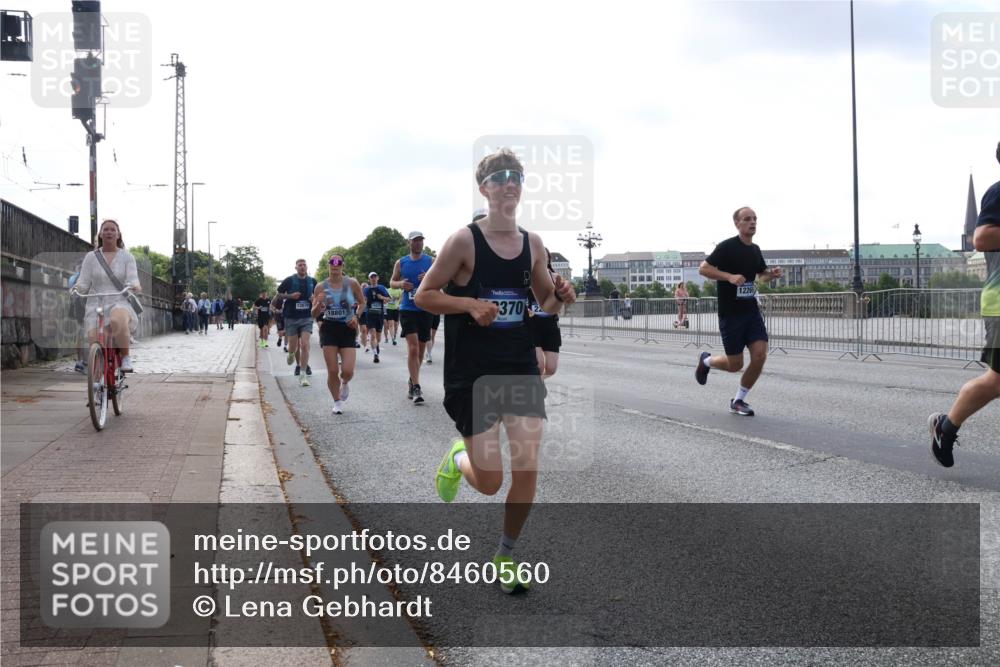 29.06.2025 - hella hamburg halbmarathon Lena Gebhardt http://msf.ph/oto/8460560 29.06.2025 09:54:47 Lombardsbrücke 12670, 18801, 3702, 1171, 1342, 1549, 1817, 1942, 2020, 2222, 2367, 2442, 2470, 2561, 2592, 2596, 2670, 2816, 2889, 2955, 3208, 3209, 3562, 4017, 4816, 4832, 5020, 5399, 5447, 5705, 5706, 5884, 6266, 6290, 6389, 6630, 6723, 6819, 6923, 6978, 6991, 7087, 7274, 7335, 7709, 7908, 8117, 8142, 8374, 8482, 8487, 8576, 8657, 8698, 8916, 8981, 9038, 9051, 9093, 9476, 9661, 9710, 9815, 9924, 10057, 10237, 11333 meine-sportfotos.de