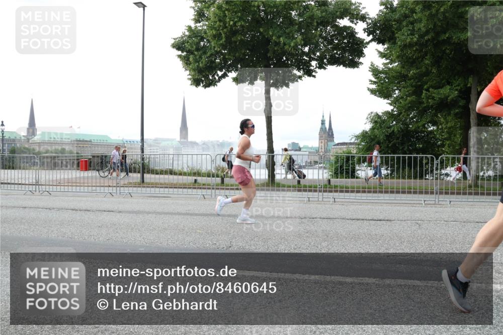 29.06.2025 - hella hamburg halbmarathon Lena Gebhardt http://msf.ph/oto/8460645 29.06.2025 10:31:52 Lombardsbrücke 1235, 1311, 1373, 1844, 1879, 2384, 2672, 2831, 2832, 3221, 3239, 3358, 3396, 3397, 3424, 3571, 3681, 3751, 3752, 3822, 4877, 4924, 4953, 5156, 5165, 5496, 5601, 5846, 5965, 6160, 6546, 6573, 6640, 6718, 6727, 7135, 7295, 7334, 7344, 7570, 7695, 7772, 7789, 7816, 7898, 8304, 8538, 8620, 8806, 9078, 9104, 9183, 9478, 9812, 9883, 10240, 10586, 11587, 13724, 16978, 17404, 17517, 17706 meine-sportfotos.de