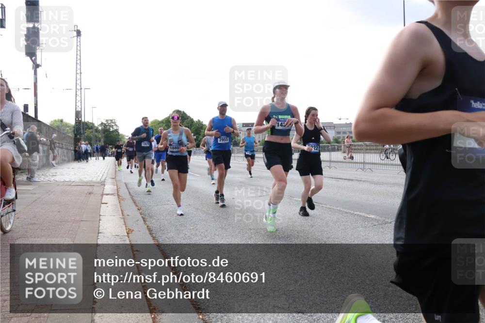 29.06.2025 - hella hamburg halbmarathon Lena Gebhardt http://msf.ph/oto/8460691 29.06.2025 09:54:47 Lombardsbrücke 12670, 1880, 2955, 143, 1171, 1342, 1549, 1817, 1942, 2020, 2222, 2367, 2442, 2470, 2561, 2592, 2596, 2670, 2816, 2889, 2955, 3208, 3209, 3562, 4017, 4816, 4832, 5020, 5399, 5447, 5705, 5706, 5884, 6266, 6290, 6389, 6630, 6723, 6819, 6923, 6978, 6991, 7087, 7274, 7335, 7709, 7908, 8117, 8142, 8374, 8482, 8487, 8576, 8657, 8698, 8916, 8981, 9038, 9051, 9093, 9476, 9661, 9710, 9815, 9924, 10057, 10237, 11333 meine-sportfotos.de