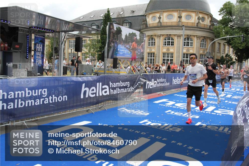 29.06.2025 - hella hamburg halbmarathon Michael Strokosch http://msf.ph/oto/8460790 29.06.2025 10:32:46 Ziel 1990, 7965, 8062, 12987, 13961, 14028, 15054, 16619, 17117, 17151 meine-sportfotos.de