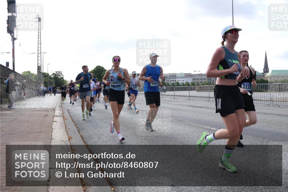 29.06.2025 - hella hamburg halbmarathon Lena Gebhardt http://msf.ph/oto/8460807 29.06.2025 09:54:48 Lombardsbrücke 12670, 15479, 18801, 8657, 2955, 2222, 1171, 1342, 1549, 1817, 1942, 2020, 2222, 2367, 2442, 2470, 2561, 2592, 2596, 2670, 2816, 2889, 2955, 3208, 3209, 3562, 4017, 4816, 4832, 5020, 5399, 5447, 5705, 5706, 5884, 6266, 6290, 6389, 6723, 6819, 6923, 6978, 6991, 7087, 7274, 7335, 7659, 7709, 7908, 8117, 8142, 8374, 8482, 8487, 8576, 8657, 8698, 8916, 8981, 9038, 9051, 9093, 9476, 9661, 9710, 9815, 9924, 10057, 10237, 11333 meine-sportfotos.de
