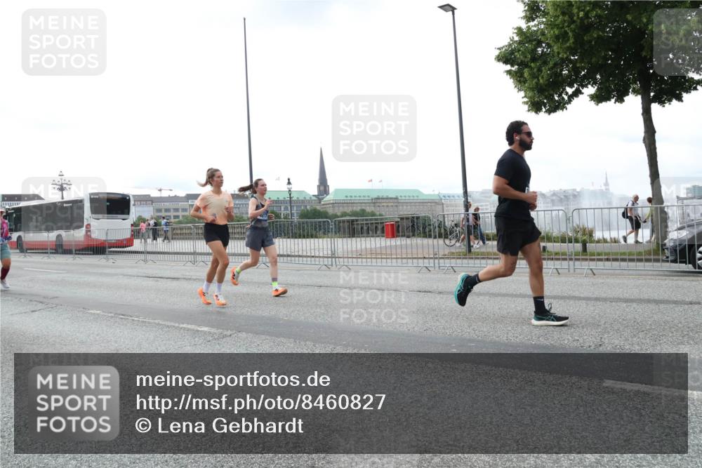 29.06.2025 - hella hamburg halbmarathon Lena Gebhardt http://msf.ph/oto/8460827 29.06.2025 10:31:53 Lombardsbrücke 1235, 1311, 1373, 1844, 1879, 2384, 2672, 2831, 2832, 3221, 3239, 3358, 3396, 3397, 3424, 3571, 3681, 3751, 3752, 3822, 4877, 4924, 4953, 5156, 5165, 5496, 5601, 5846, 5965, 6160, 6218, 6252, 6546, 6573, 6640, 6718, 6727, 7135, 7239, 7295, 7334, 7344, 7535, 7570, 7695, 7772, 7789, 7816, 7898, 8304, 8538, 8620, 8806, 9078, 9104, 9183, 9478, 9812, 9883, 10240, 10586, 11587, 13724, 16978, 17404, 17517, 17706 meine-sportfotos.de
