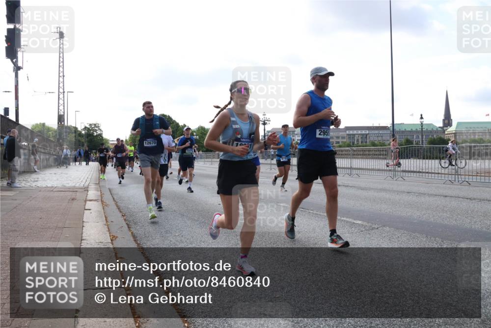 29.06.2025 - hella hamburg halbmarathon Lena Gebhardt http://msf.ph/oto/8460840 29.06.2025 09:54:48 Lombardsbrücke 12670, 1547, 101, 2955, 1171, 1342, 1549, 1817, 1942, 2020, 2222, 2367, 2442, 2470, 2561, 2592, 2596, 2670, 2816, 2889, 2955, 3208, 3209, 3562, 4017, 4816, 4832, 5020, 5399, 5447, 5705, 5706, 5884, 6266, 6290, 6389, 6723, 6819, 6923, 6978, 6991, 7087, 7274, 7335, 7659, 7709, 7908, 8117, 8142, 8374, 8482, 8487, 8576, 8657, 8698, 8916, 8981, 9038, 9051, 9093, 9476, 9661, 9710, 9815, 9924, 10057, 10237, 11333 meine-sportfotos.de