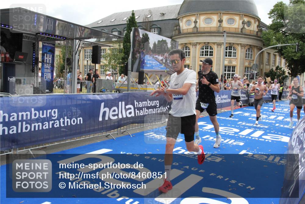 29.06.2025 - hella hamburg halbmarathon Michael Strokosch http://msf.ph/oto/8460851 29.06.2025 10:32:47 Ziel 1990, 7965, 8062, 12987, 13961, 14028, 15054, 17117, 17151 meine-sportfotos.de