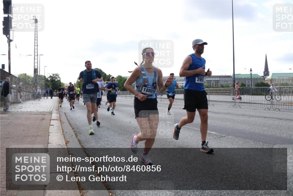 29.06.2025 - hella hamburg halbmarathon Lena Gebhardt http://msf.ph/oto/8460856 29.06.2025 09:54:48 Lombardsbrücke 12670, 15479, 18801, 9710, 2955, 1171, 1342, 1549, 1817, 1942, 2020, 2222, 2367, 2442, 2470, 2561, 2592, 2596, 2670, 2816, 2889, 2955, 3208, 3209, 3562, 4017, 4816, 4832, 5020, 5399, 5447, 5705, 5706, 5884, 6266, 6290, 6389, 6723, 6819, 6923, 6978, 6991, 7087, 7274, 7335, 7659, 7709, 7908, 8117, 8142, 8374, 8482, 8487, 8576, 8657, 8698, 8916, 8981, 9038, 9051, 9093, 9476, 9661, 9710, 9815, 9924, 10057, 10237, 11333 meine-sportfotos.de