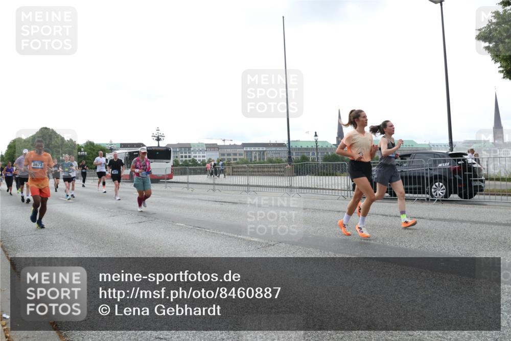 29.06.2025 - hella hamburg halbmarathon Lena Gebhardt http://msf.ph/oto/8460887 29.06.2025 10:31:54 Lombardsbrücke 2672, 1879, 1235, 1311, 1373, 1844, 1879, 2384, 2672, 2831, 2832, 3221, 3239, 3358, 3396, 3397, 3424, 3571, 3681, 3751, 3752, 3822, 4314, 4877, 4924, 4953, 5156, 5165, 5496, 5601, 5658, 5743, 5965, 6160, 6218, 6252, 6546, 6573, 6640, 6718, 6727, 7135, 7239, 7295, 7334, 7344, 7535, 7570, 7695, 7772, 7789, 7816, 7898, 8304, 8538, 8620, 8806, 9078, 9104, 9183, 9478, 9812, 9883, 10240, 10586, 11587, 13724, 17404, 17517, 17706 meine-sportfotos.de
