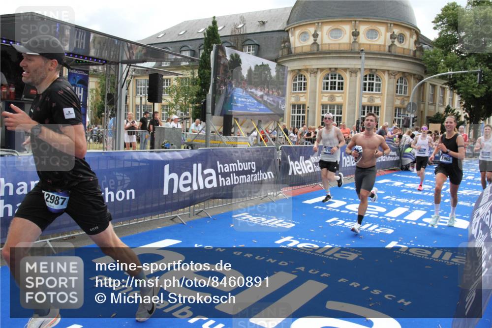 29.06.2025 - hella hamburg halbmarathon Michael Strokosch http://msf.ph/oto/8460891 29.06.2025 10:32:48 Ziel 7965, 8062, 12987, 13686, 13961, 14028, 15054, 17117, 17151 meine-sportfotos.de
