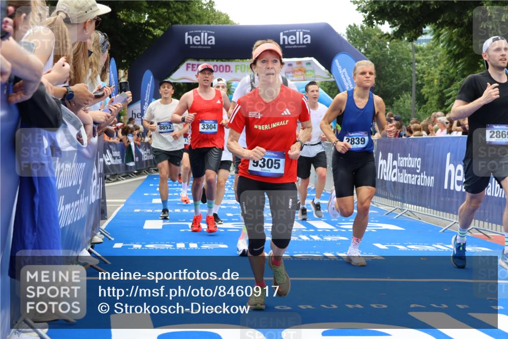 29.06.2025 - hella hamburg halbmarathon Strokosch-Dieckow http://msf.ph/oto/8460917 29.06.2025 10:47:27 Ziel 51, 1012, 1070, 1592, 1696, 2274, 2284, 2839, 2864, 2869, 2953, 3304, 5532, 5650, 5889, 6009, 8023, 8234, 8693, 8852, 8927, 9305, 10423, 11021, 11077, 11491, 12870, 13223, 13303, 13782, 15350, 15479, 15611, 15923, 16089, 16819, 17846, 17905, 18104, 18758, 18974, 19181 meine-sportfotos.de