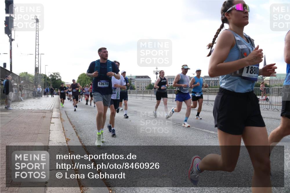 29.06.2025 - hella hamburg halbmarathon Lena Gebhardt http://msf.ph/oto/8460926 29.06.2025 09:54:49 Lombardsbrücke 12670, 8657, 9710, 1880, 1171, 1342, 1549, 1817, 1942, 2020, 2222, 2367, 2442, 2470, 2561, 2592, 2596, 2670, 2816, 2889, 2955, 3208, 3209, 3562, 4017, 4816, 4832, 5020, 5399, 5447, 5638, 5705, 5706, 5884, 6266, 6290, 6389, 6723, 6819, 6923, 6978, 6991, 7087, 7274, 7335, 7659, 7709, 7908, 8117, 8142, 8374, 8482, 8487, 8576, 8657, 8698, 8916, 8981, 9031, 9038, 9051, 9093, 9476, 9661, 9710, 9815, 9869, 9924, 10057, 10237, 11333 meine-sportfotos.de