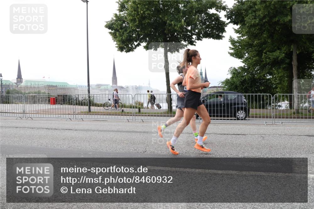 29.06.2025 - hella hamburg halbmarathon Lena Gebhardt http://msf.ph/oto/8460932 29.06.2025 10:31:55 Lombardsbrücke 1235, 1311, 1373, 1844, 1879, 2349, 2384, 2672, 2831, 2832, 2943, 3221, 3239, 3358, 3396, 3397, 3424, 3571, 3681, 3751, 3752, 3822, 4314, 4605, 4877, 4924, 4953, 5156, 5165, 5496, 5601, 5658, 5743, 5965, 6160, 6218, 6252, 6546, 6573, 6640, 6718, 6727, 7135, 7239, 7295, 7334, 7344, 7535, 7570, 7695, 7772, 7789, 7816, 7898, 8304, 8538, 8620, 8806, 9078, 9104, 9183, 9478, 9812, 9883, 10240, 10586, 11587, 13724, 17404, 17517 meine-sportfotos.de