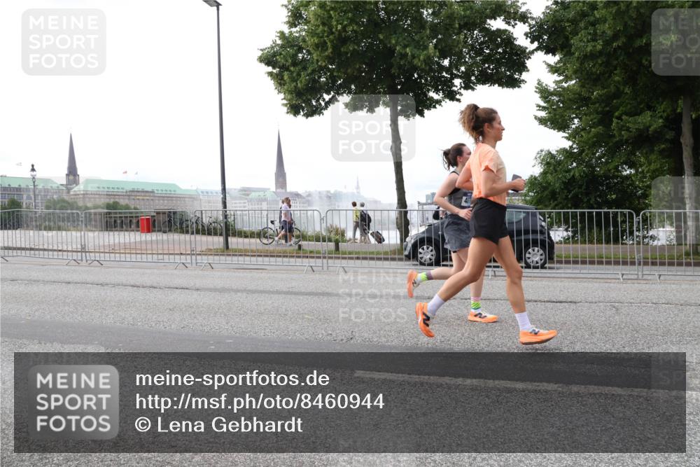 29.06.2025 - hella hamburg halbmarathon Lena Gebhardt http://msf.ph/oto/8460944 29.06.2025 10:31:55 Lombardsbrücke 1235, 1311, 1373, 1844, 1879, 2349, 2384, 2672, 2831, 2832, 2943, 3221, 3239, 3358, 3396, 3397, 3424, 3571, 3681, 3751, 3752, 3822, 4314, 4605, 4877, 4924, 4953, 5156, 5165, 5496, 5601, 5658, 5743, 5965, 6160, 6218, 6252, 6546, 6573, 6640, 6718, 6727, 7135, 7239, 7295, 7334, 7344, 7535, 7570, 7695, 7772, 7789, 7816, 7898, 8304, 8538, 8620, 8806, 9078, 9104, 9183, 9478, 9812, 9883, 10240, 10586, 11587, 13724, 17404, 17517 meine-sportfotos.de
