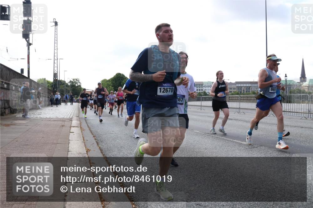 29.06.2025 - hella hamburg halbmarathon Lena Gebhardt http://msf.ph/oto/8461019 29.06.2025 09:54:50 Lombardsbrücke 18797, 12670, 67, 8657, 1171, 1342, 1549, 1817, 1942, 2020, 2222, 2367, 2442, 2470, 2561, 2592, 2596, 2670, 2816, 2889, 2955, 3208, 3209, 3562, 4017, 4816, 4832, 5020, 5399, 5447, 5638, 5705, 5706, 5884, 6266, 6290, 6389, 6723, 6819, 6923, 6978, 6991, 7087, 7274, 7335, 7659, 7709, 7908, 8117, 8142, 8374, 8482, 8487, 8576, 8657, 8698, 8916, 8981, 9031, 9038, 9051, 9093, 9159, 9476, 9661, 9710, 9815, 9869, 9924, 10057, 10237, 11333 meine-sportfotos.de