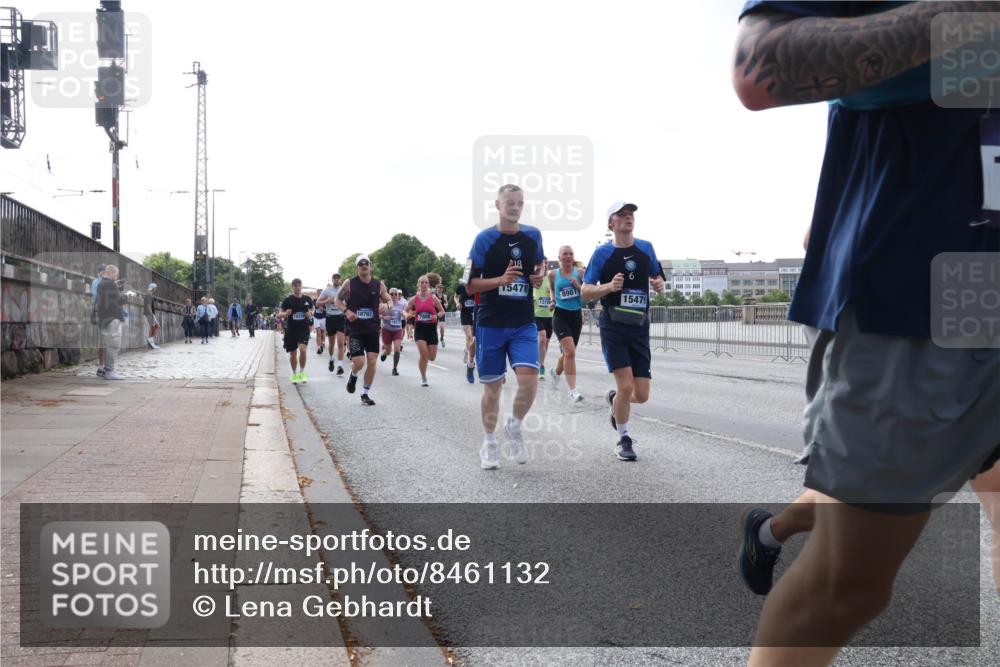 29.06.2025 - hella hamburg halbmarathon Lena Gebhardt http://msf.ph/oto/8461132 29.06.2025 09:54:50 Lombardsbrücke 18797, 18, 15478, 8981, 15479, 1171, 1342, 1549, 1817, 1942, 2020, 2222, 2367, 2442, 2470, 2561, 2592, 2596, 2670, 2816, 2889, 2955, 3208, 3209, 3562, 4017, 4816, 4832, 5020, 5399, 5447, 5638, 5705, 5706, 5884, 6266, 6290, 6389, 6723, 6819, 6923, 6978, 6991, 7087, 7274, 7335, 7659, 7709, 7908, 8117, 8142, 8374, 8482, 8487, 8576, 8657, 8698, 8916, 8981, 9031, 9038, 9051, 9093, 9159, 9476, 9661, 9710, 9815, 9869, 9924, 10057, 10237, 11333 meine-sportfotos.de