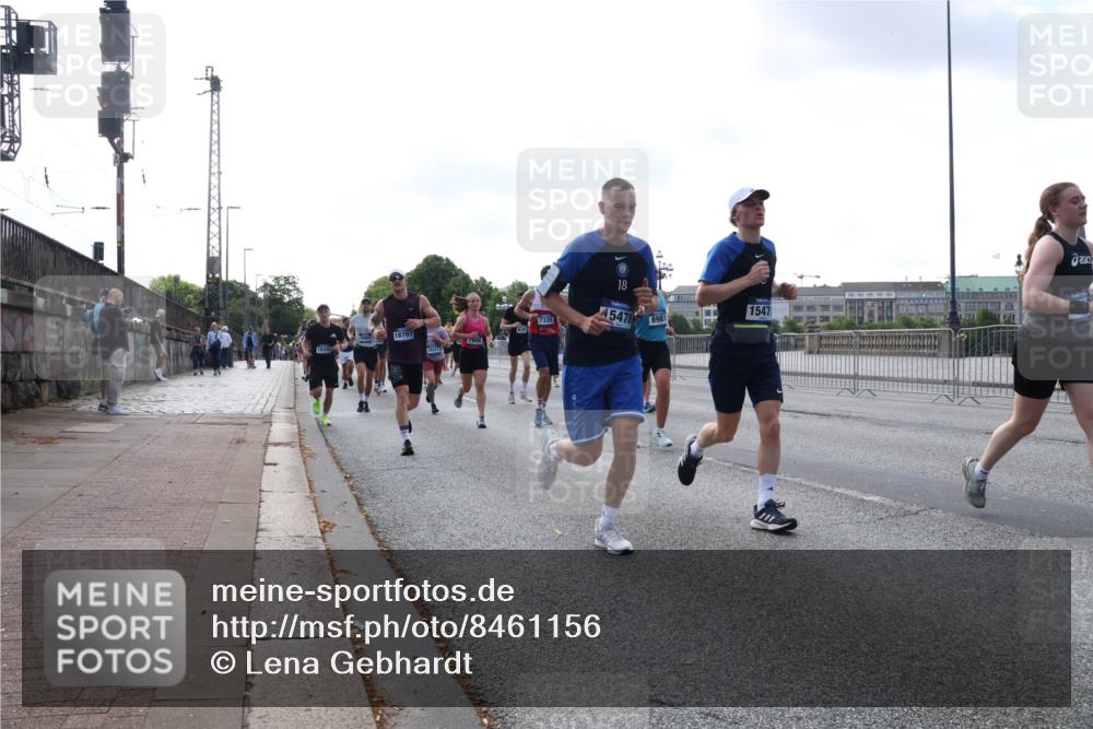 29.06.2025 - hella hamburg halbmarathon Lena Gebhardt http://msf.ph/oto/8461156 29.06.2025 09:54:50 Lombardsbrücke 7335, 18797, 18, 45478, 8981, 1547, 1171, 1342, 1549, 1817, 1942, 2020, 2222, 2367, 2442, 2470, 2561, 2592, 2596, 2670, 2816, 2889, 2955, 3208, 3209, 3562, 4017, 4816, 4832, 5020, 5399, 5447, 5638, 5705, 5706, 5884, 6266, 6290, 6389, 6723, 6819, 6923, 6978, 6991, 7087, 7274, 7335, 7659, 7709, 7908, 8117, 8142, 8374, 8482, 8487, 8576, 8657, 8698, 8916, 8981, 9031, 9038, 9051, 9093, 9159, 9476, 9661, 9710, 9815, 9869, 9924, 10057, 10237, 11333 meine-sportfotos.de