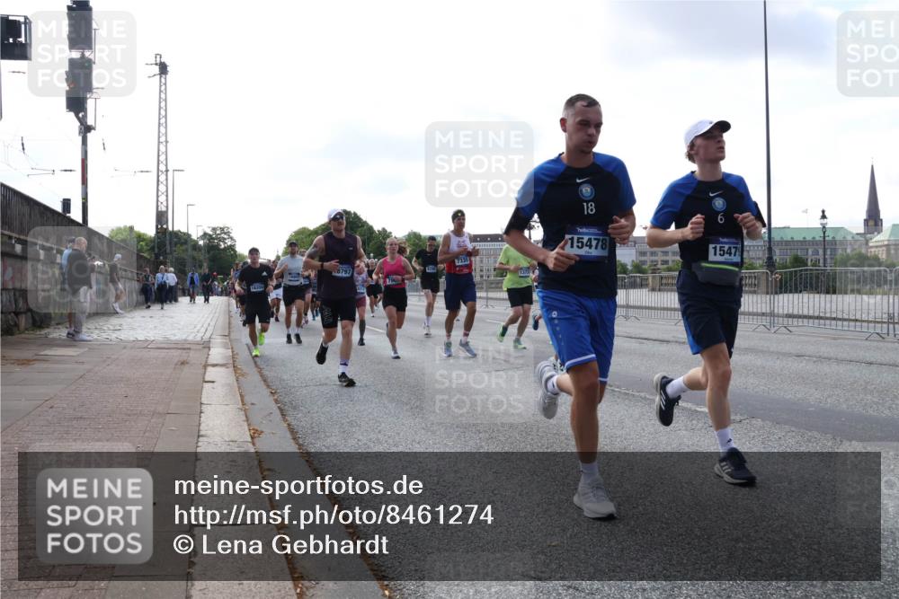 29.06.2025 - hella hamburg halbmarathon Lena Gebhardt http://msf.ph/oto/8461274 29.06.2025 09:54:51 Lombardsbrücke 8797, 18350, 7335, 1378, 18, 15478, 6, 15479, 1171, 1342, 1549, 1817, 1942, 2020, 2222, 2367, 2442, 2470, 2561, 2592, 2596, 2670, 2816, 2889, 2955, 3208, 3209, 3562, 4017, 4121, 4816, 4832, 5399, 5447, 5638, 5705, 5706, 5884, 6266, 6290, 6389, 6723, 6819, 6923, 6978, 6991, 7087, 7274, 7335, 7659, 7709, 7908, 8117, 8142, 8374, 8482, 8487, 8576, 8657, 8698, 8916, 8981, 9031, 9038, 9051, 9093, 9159, 9476, 9661, 9710, 9815, 9869, 9924, 9931, 10057, 10237, 11333 meine-sportfotos.de
