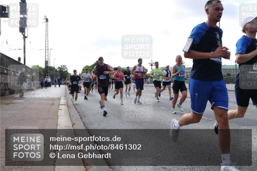 29.06.2025 - hella hamburg halbmarathon Lena Gebhardt http://msf.ph/oto/8461302 29.06.2025 09:54:51 Lombardsbrücke 1171, 1342, 1549, 1817, 1942, 2020, 2222, 2367, 2442, 2470, 2561, 2592, 2596, 2670, 2816, 2889, 2955, 3208, 3209, 3562, 4017, 4121, 4816, 4832, 5399, 5447, 5638, 5705, 5706, 5884, 6266, 6290, 6389, 6723, 6819, 6923, 6978, 6991, 7087, 7274, 7335, 7659, 7709, 7908, 8117, 8142, 8374, 8482, 8487, 8576, 8657, 8698, 8916, 8981, 9031, 9038, 9051, 9093, 9159, 9476, 9661, 9710, 9815, 9869, 9924, 9931, 10057, 10237, 11333 meine-sportfotos.de