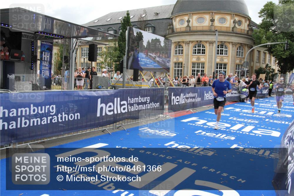 29.06.2025 - hella hamburg halbmarathon Michael Strokosch http://msf.ph/oto/8461366 29.06.2025 10:32:54 Ziel 4463, 4749, 6358, 10453, 12290, 13686, 14028, 15054, 16425, 18687, 19059 meine-sportfotos.de