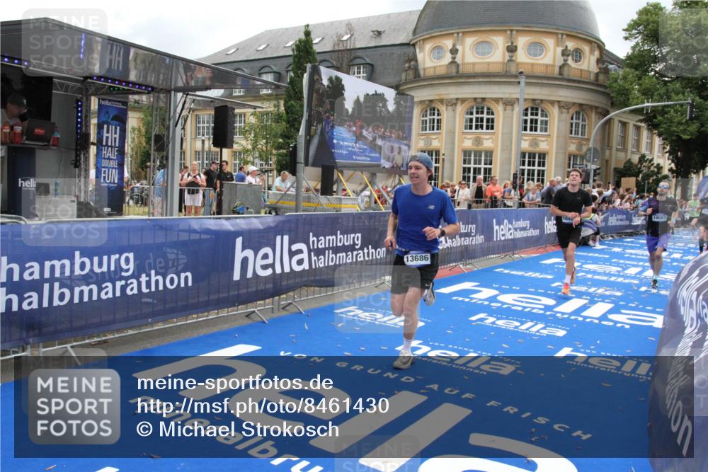 29.06.2025 - hella hamburg halbmarathon Michael Strokosch http://msf.ph/oto/8461430 29.06.2025 10:32:55 Ziel 4463, 4749, 6358, 10453, 12290, 13686, 16425, 18687, 19059 meine-sportfotos.de