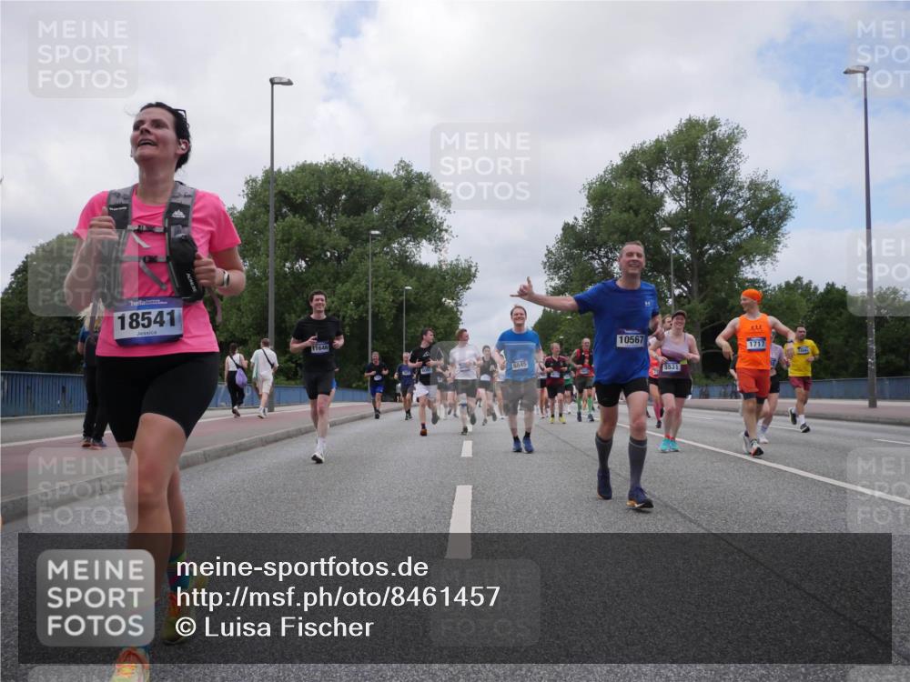 29.06.2025 - hella hamburg halbmarathon Luisa Fischer http://msf.ph/oto/8461457 29.06.2025 10:39:14 Kennedybrücke 18541, 11646, 10567, 1717, 15587, 5531, 1036, 1717, 2352, 2588, 3741, 5012, 5240, 5531, 6021, 6381, 6845, 6896, 7111, 7275, 7927, 8356, 10047, 10119, 10336, 10341, 10567 meine-sportfotos.de