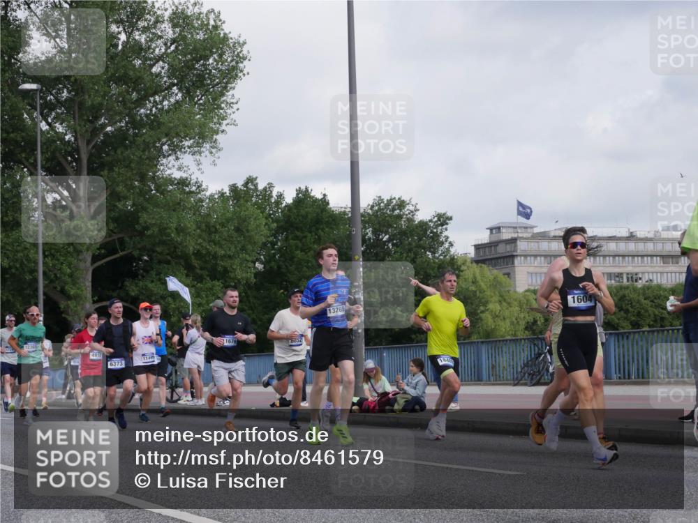 29.06.2025 - hella hamburg halbmarathon Luisa Fischer http://msf.ph/oto/8461579 29.06.2025 09:54:58 Kennedybrücke 1728, 1679, 4915, 11495, 6373, 8852, 13269, 184, 1604, 1139, 1169, 1512, 1604, 3305, 4915, 5007, 5011, 5336, 6373, 6711, 8852, 9444, 10493, 10741 meine-sportfotos.de